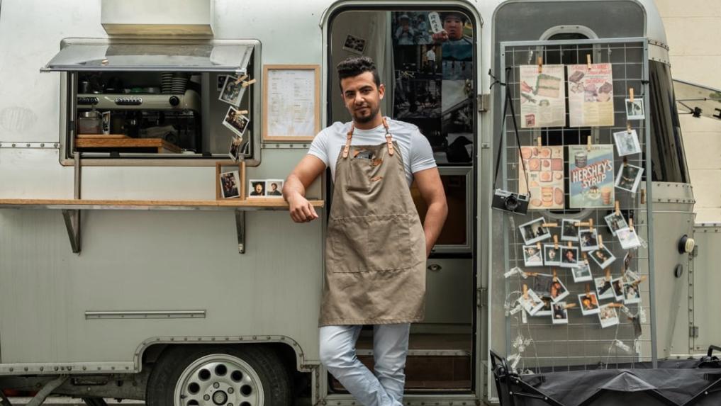 Hostelero delante de su food truck